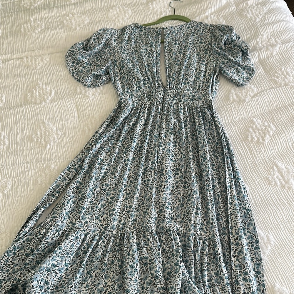 STILLWATER Chic Blue and White Floral Midi Dress with Plunging Neckline - Picture 3 of 12